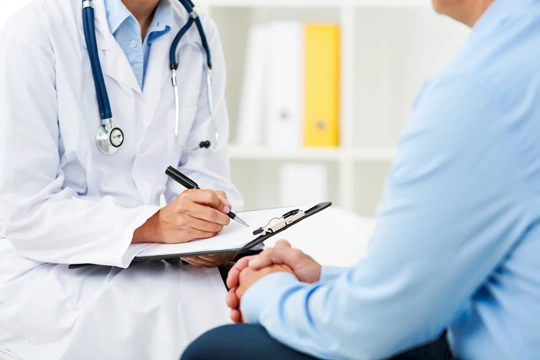 Пациент беседует с врачом